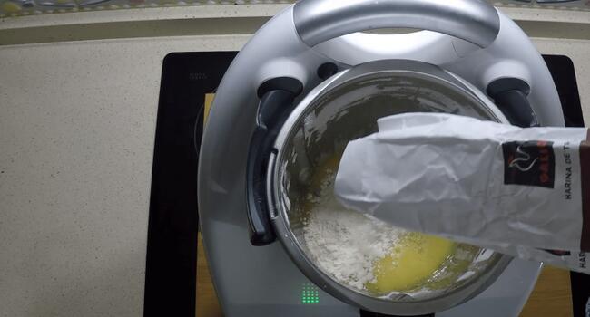 Echar la harina para hacer la masa para las roscas