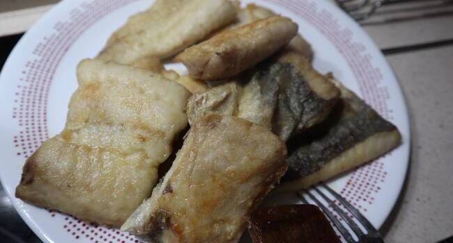 Freímos el pescado el la cubeta