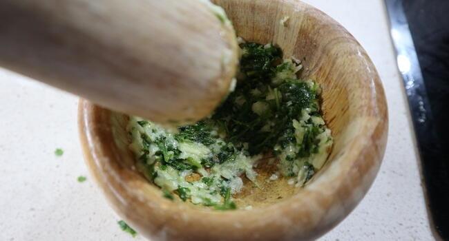 Hacemos el machado de ajo y perejil