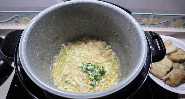 Preparamos la salsa para la merluza