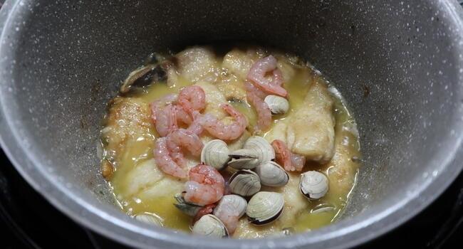 Echamos todos los ingredientes en la cubeta y sofreímos