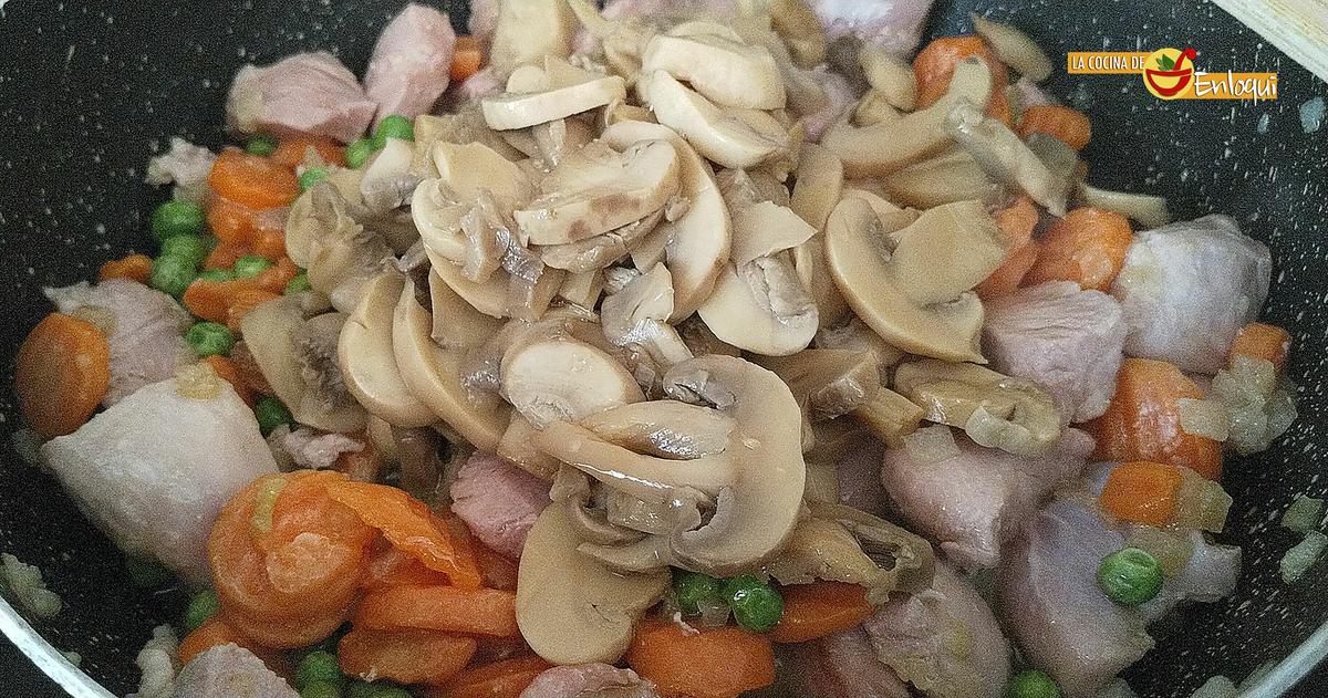 Pavo estofado a la jardinera con champiñones