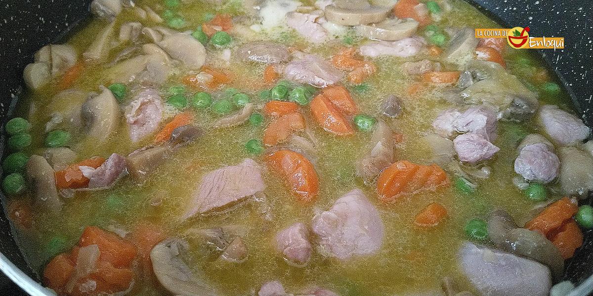 Pavo estofado a la jardinera con champiñones