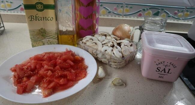 Los ingredientes necesarios para hacer la receta de espaguetis con champiñones y salsa de tomate en Thermomix
