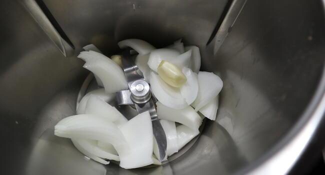 ponemos la cebolla y los ajos y los picamos en el vaso