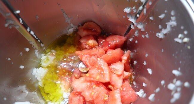 Echamos el resto de las verduras con el tomate natural y preparamos el sofríto