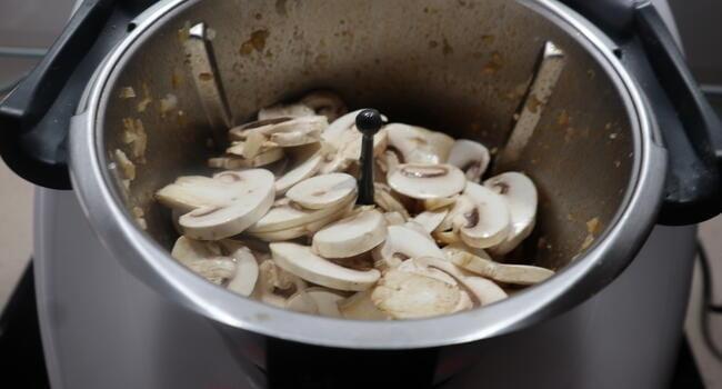 Cocinamos todos los ingredientes y evaporamos el alcohol 