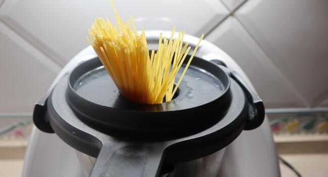 Ponemos el agua y la sal y vamos a cocer los espaguetis