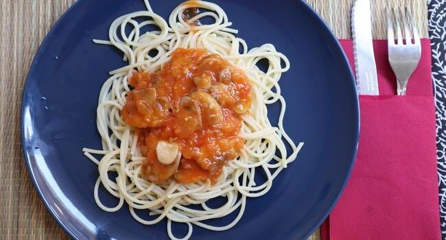 Plato de espaguetis con champiñones y salsa de tomate natural preparada en Thermomix