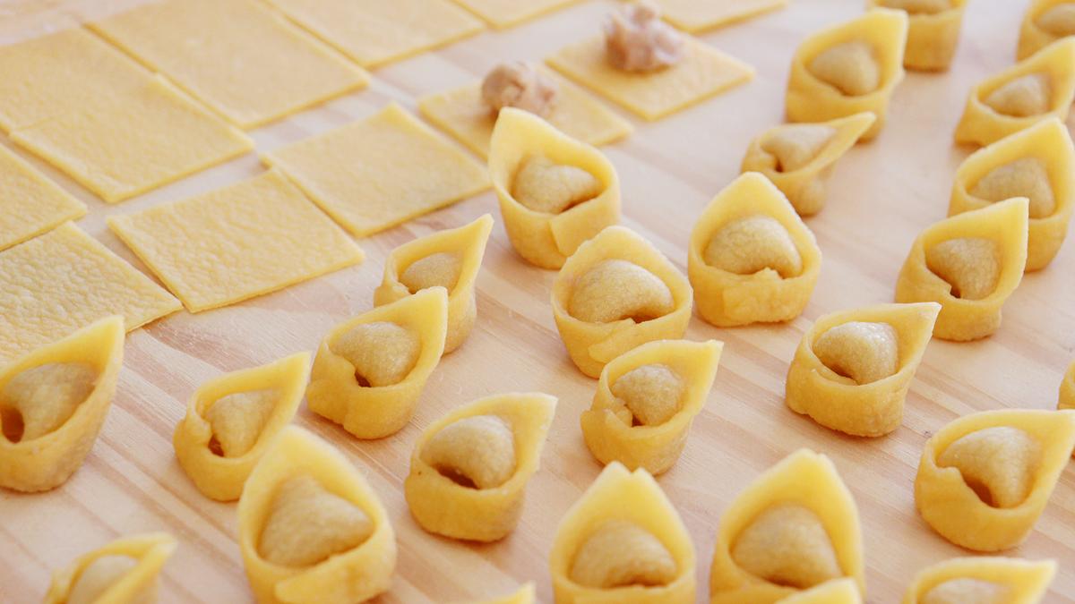 tortellini carne caldo brodo pasta casera