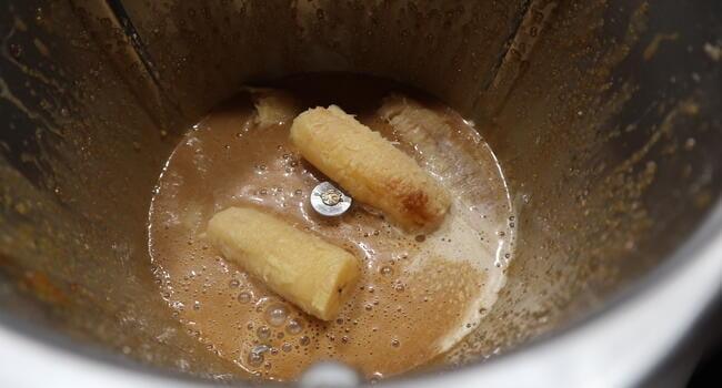 Ahora echamos los plátanos y la leche para mezclar con la masa