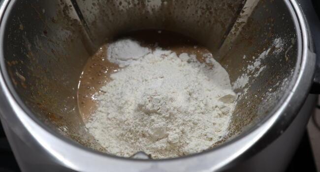 Echamos los ingredientes en el vaso para hacer la masa del bizcocho