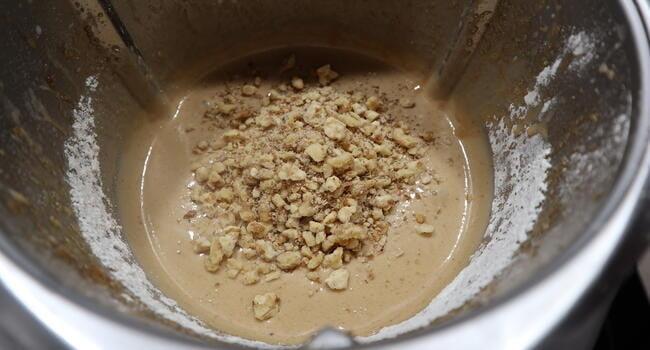 Echamos las nueces y mezclamos con la masa