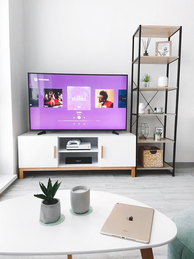 qué debes considerar al comprar un mueble para TV