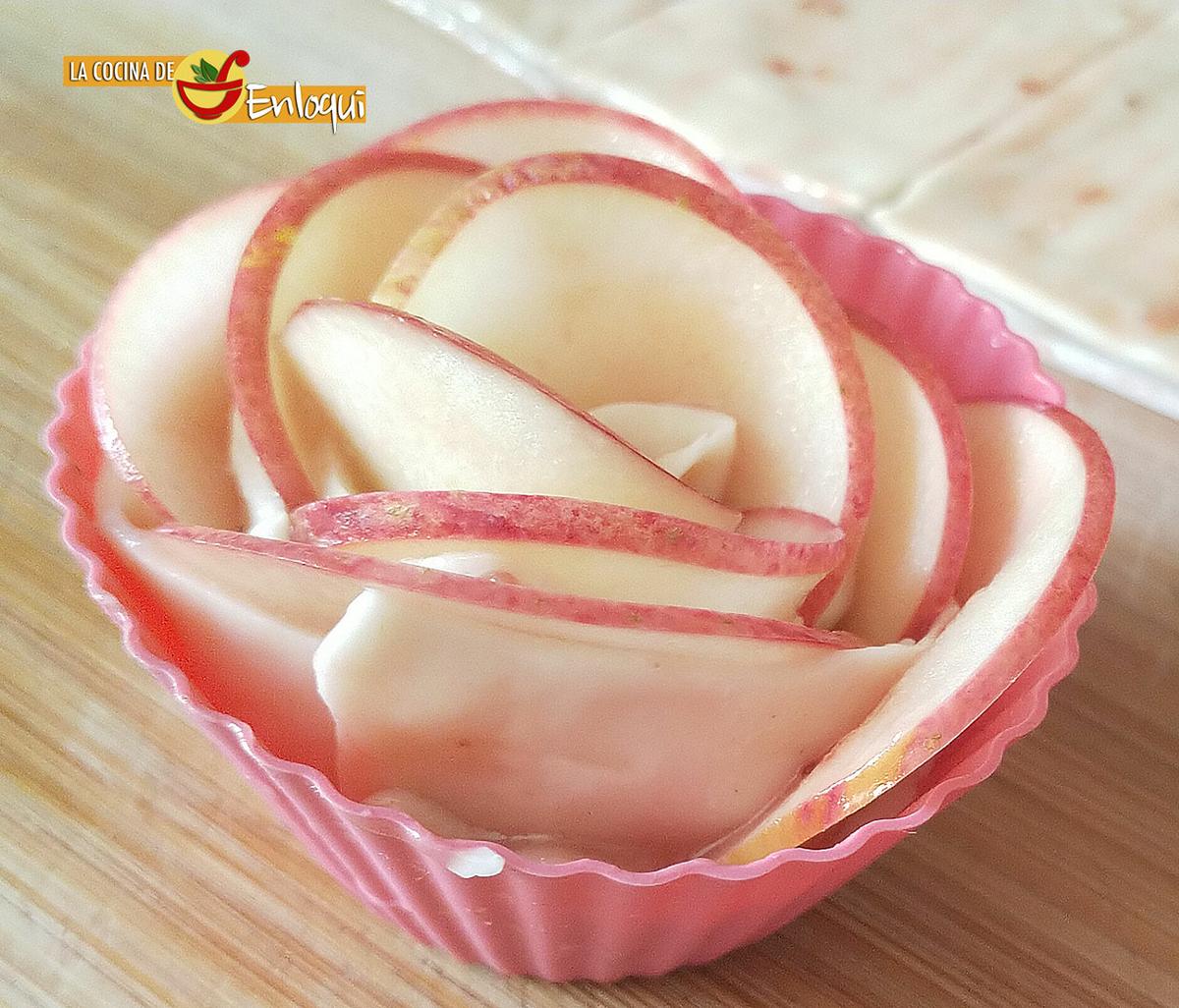 Mini tartas de manzana con forma de rosa