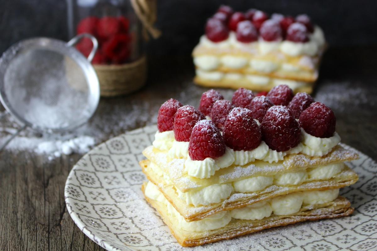 Milhojas de hojaldre con nata (crema de leche) sin lactosa y frambuesas