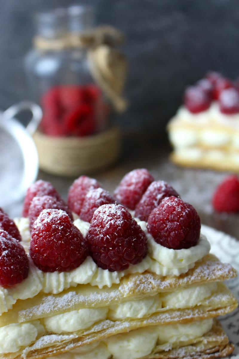 Milhojas de hojaldre con nata (crema de leche) sin lactosa y frambuesas