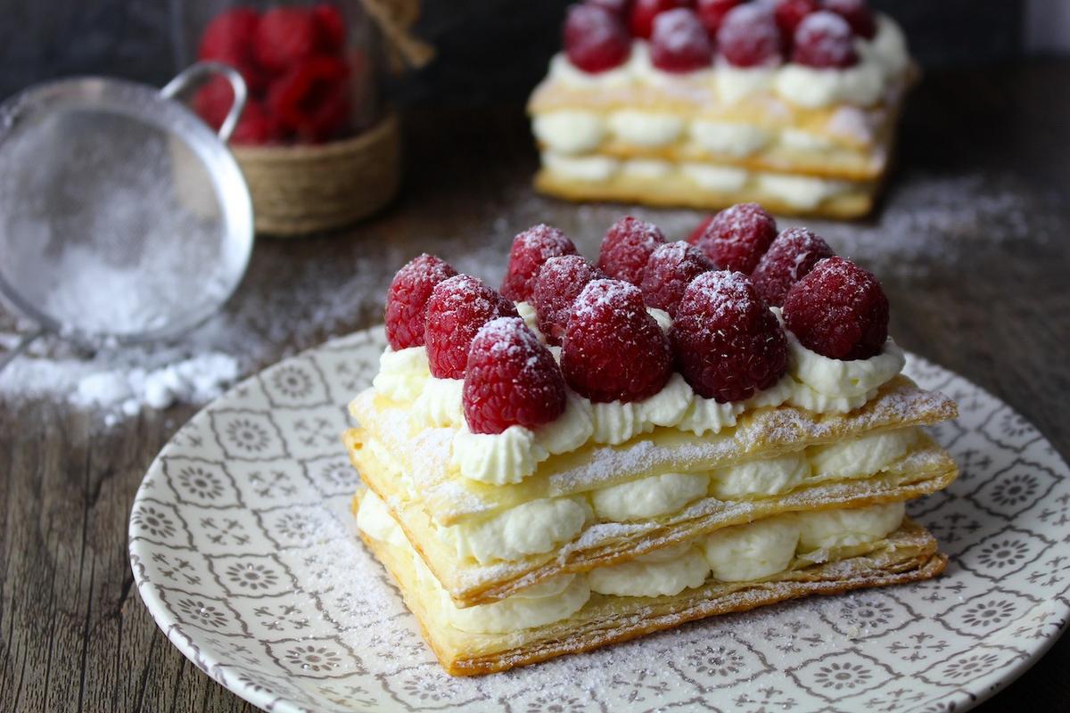 Milhojas de hojaldre con nata (crema de leche) sin lactosa y frambuesas