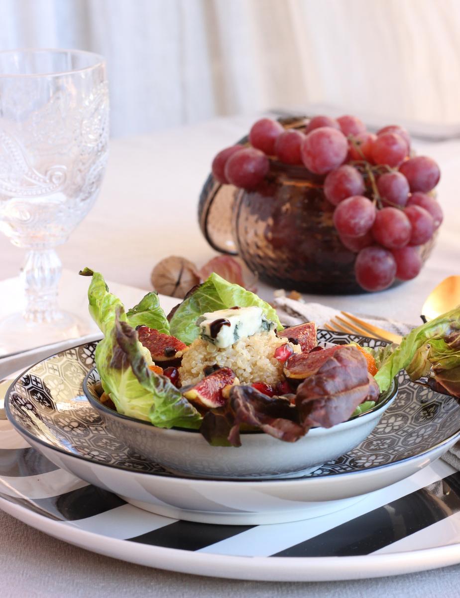 Mesa otoñal con ensalada de quinoa y calabaza
