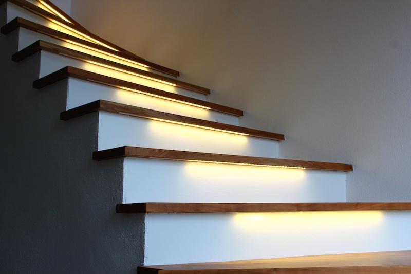 tiras de led en escalera