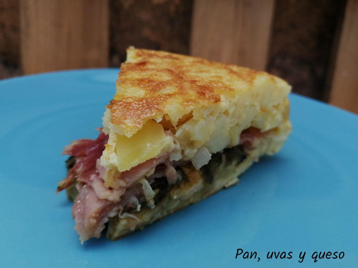 tortilla de patata rellena de jamon - pan uvas y queso