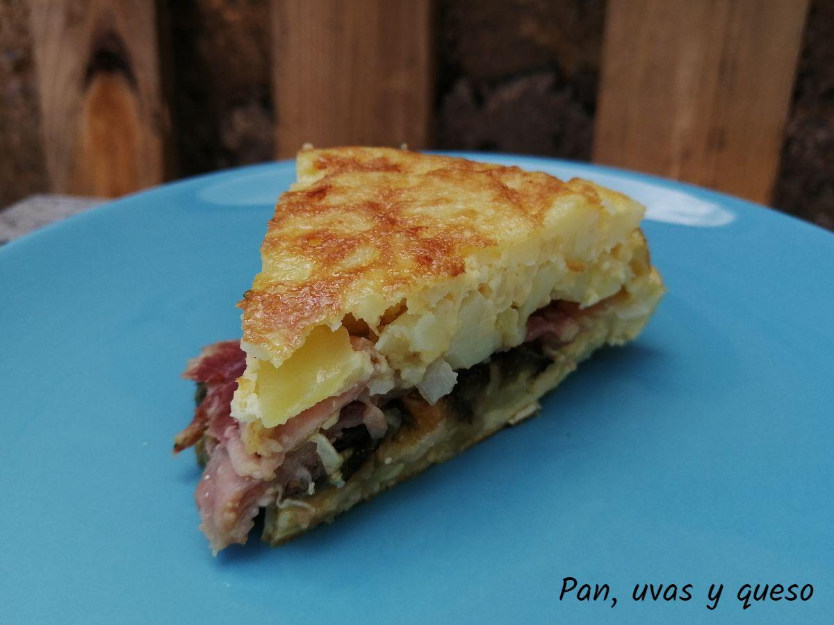 tortilla de patata rellena de jamon - pan uvas y queso