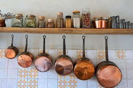 Sartenes colgadas del estante. Vía Pinterest.