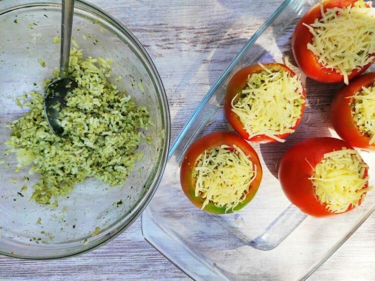 Tomates rellenos de arroz con pesto y queso parmesano