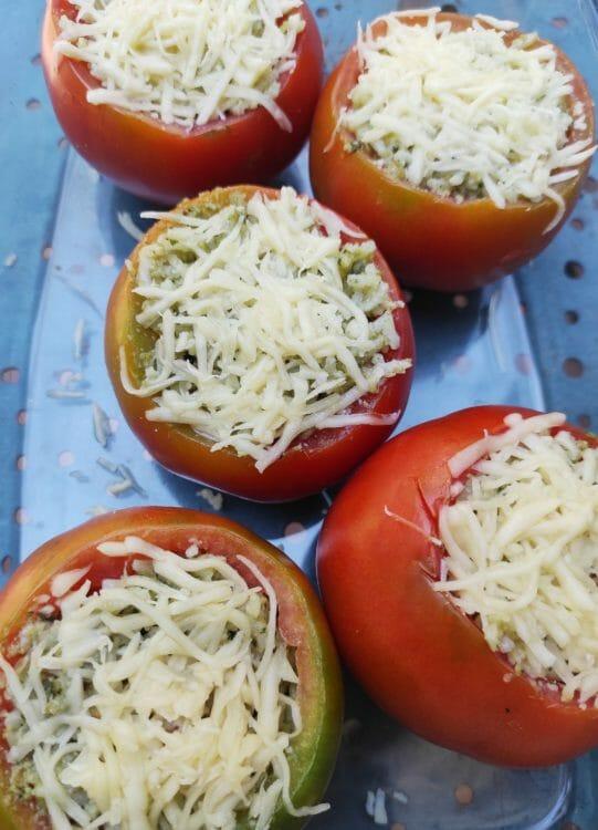 Tomates rellenos de arroz con pesto y queso parmesano