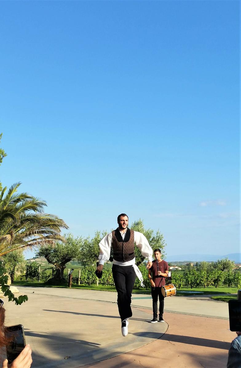 Aurresku de bienvenida en Eguren Ugarte