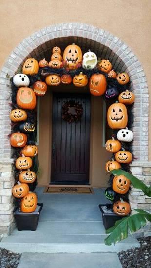 puerta de casa con calabazas