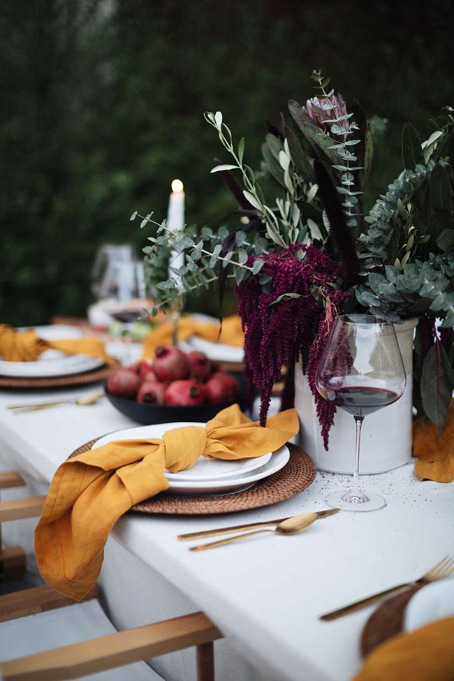 Una mesa otoñal en la terraza