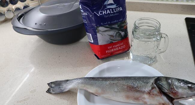 Los ingredientes necesarios para hacer lubina a la sal con Thermomix