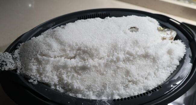 Ponemos la lubina en la vaporera y la cubrimos con la sal