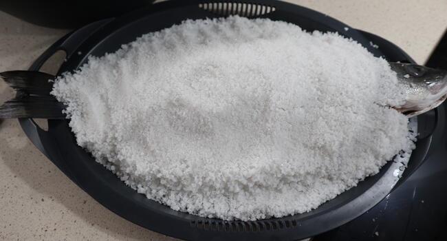 Cómo limpiar la lubina de la sal para comer