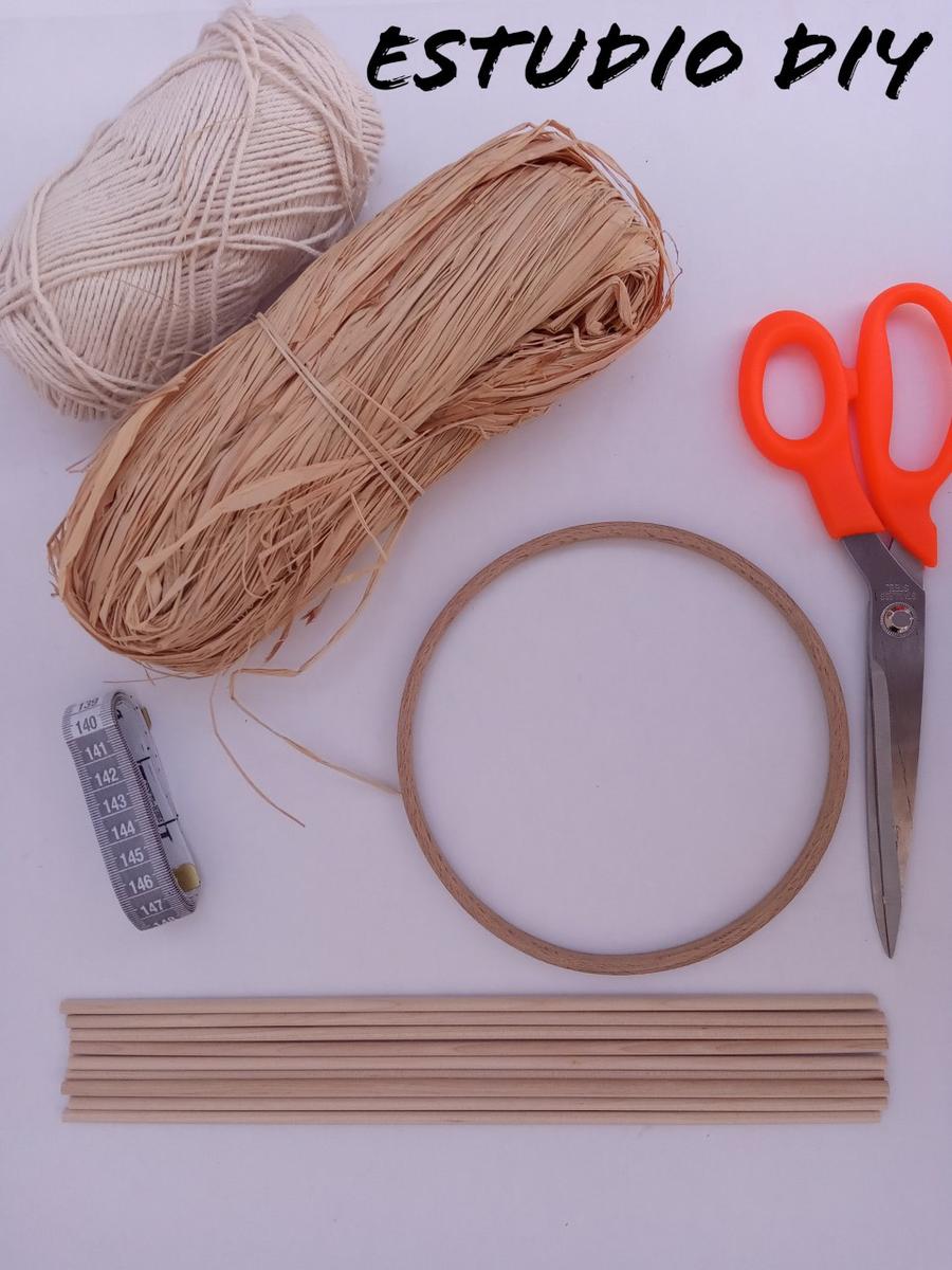 materiales necesarios para realizar la rueda de palitos y rafia