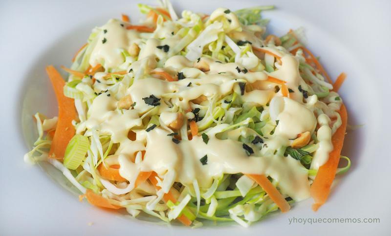 ensalada de col y salsa de yogur 2