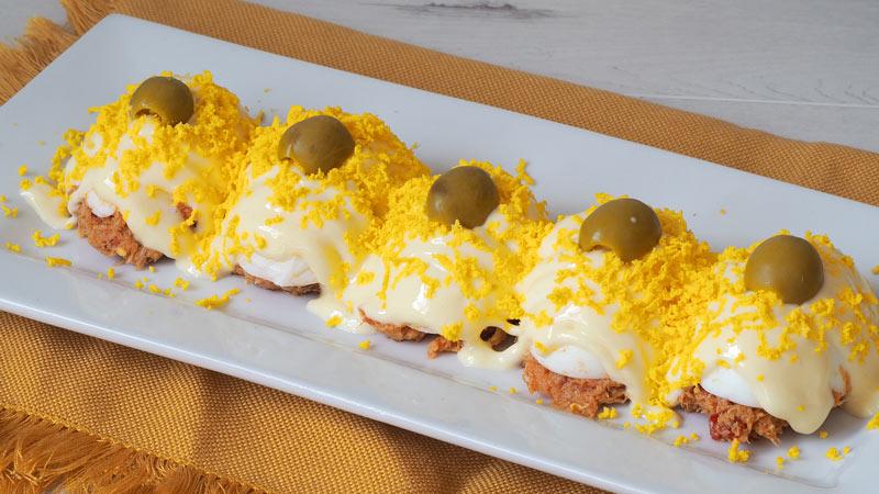 como hacer huevos rellenos de atun y pimiento