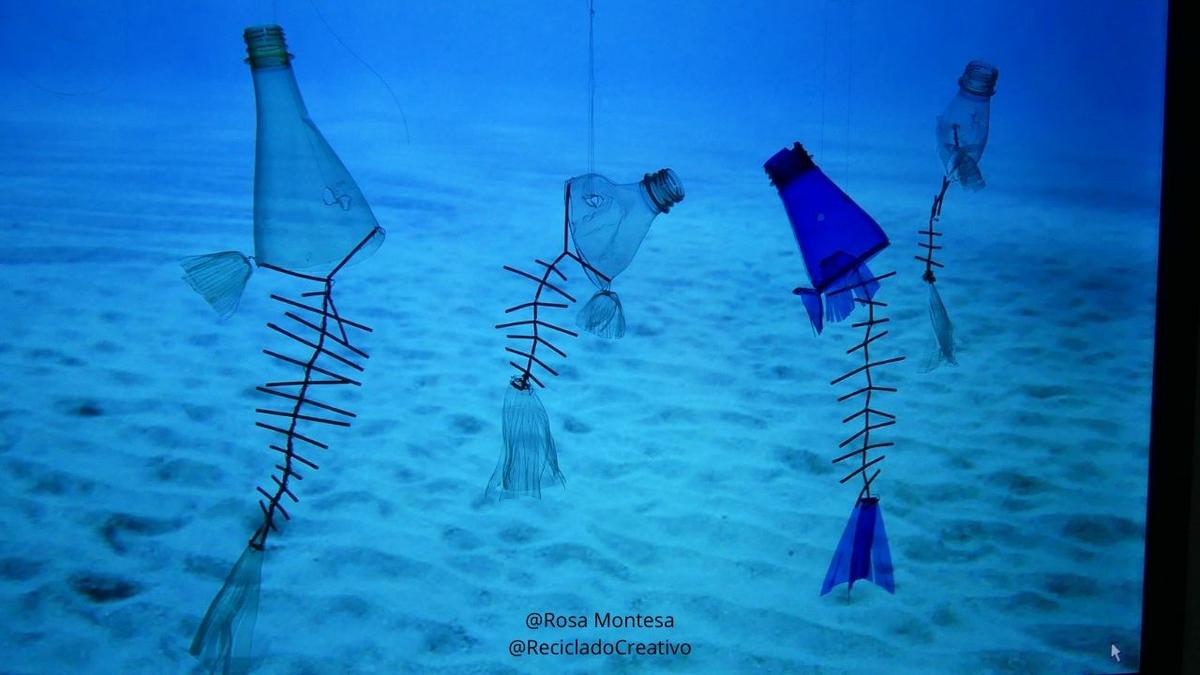 Raspas de pescado reciclando palitos de plástico