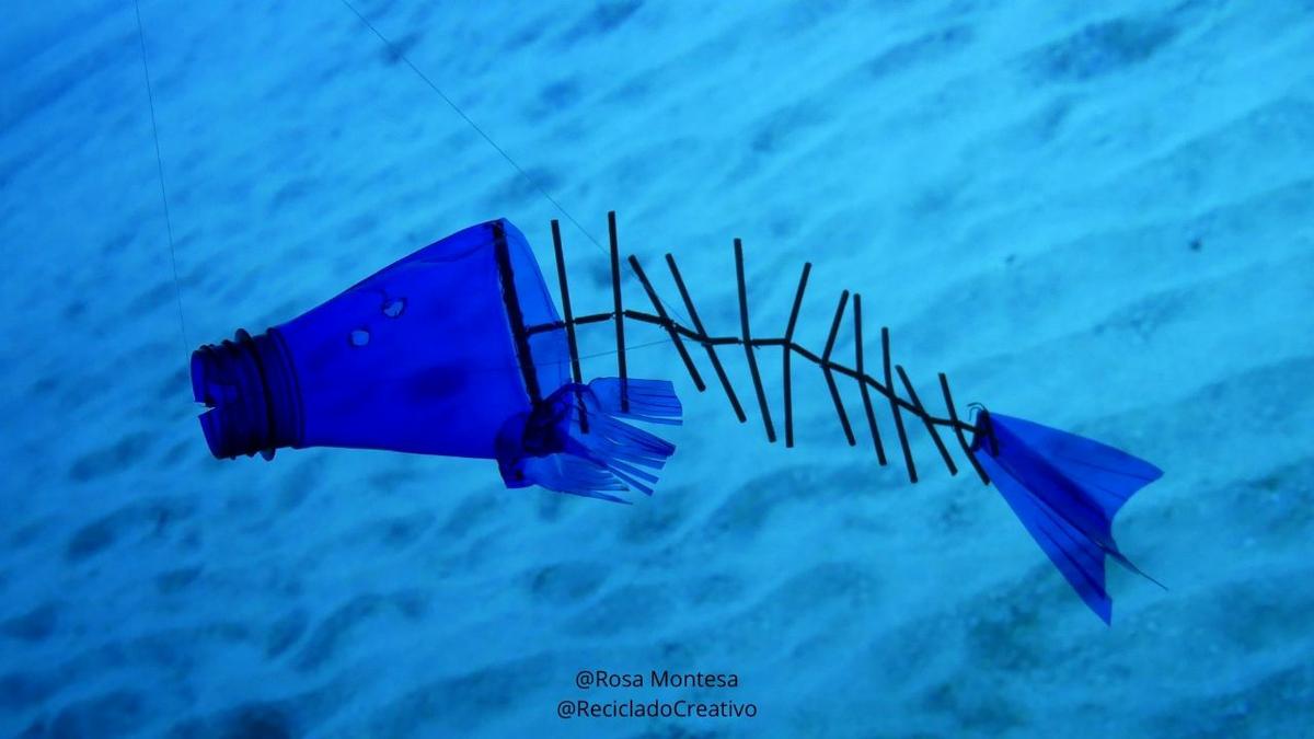 Raspas de pescado reciclando palitos de plástico