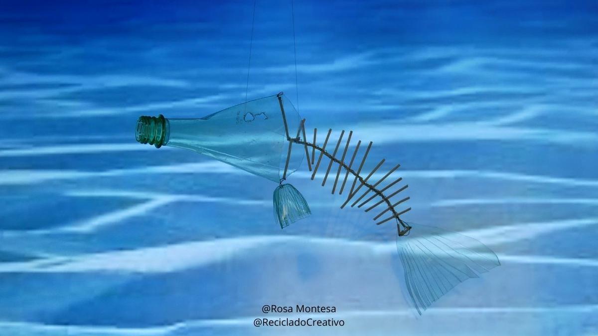 Raspas de pescado reciclando palitos de plástico