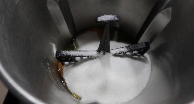 Echamos los huevos y el azúcar y con las chuchillas puestas y batimos todo junto