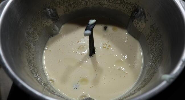 Echamos los yogures y el aceite y mezclamos todo junto