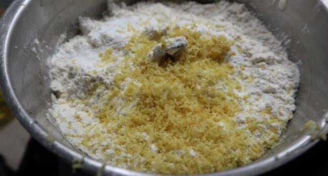 Echamos la harina en el vaso con la ralladura del limón y mezclamos todo a la vez