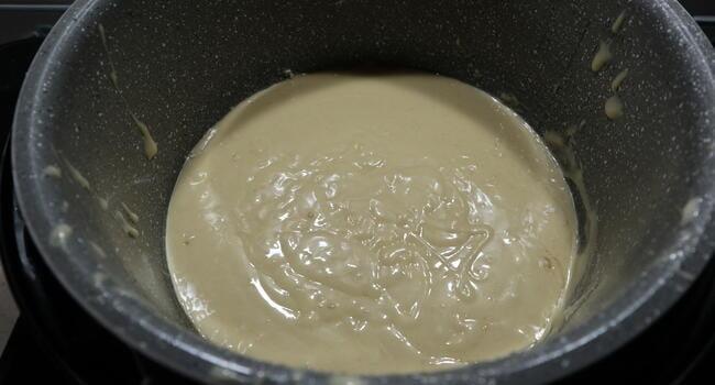 Echamos la masa resultante en la cubeta de la Olla y horneamos