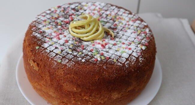 Dejamos enfriar el bizcocho para sacarlo del molde fácilmente