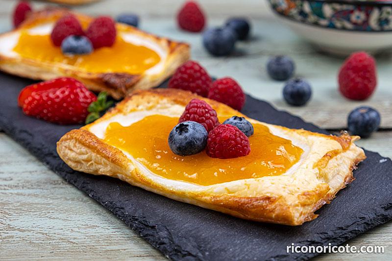 Hojaldres de queso con mermelada