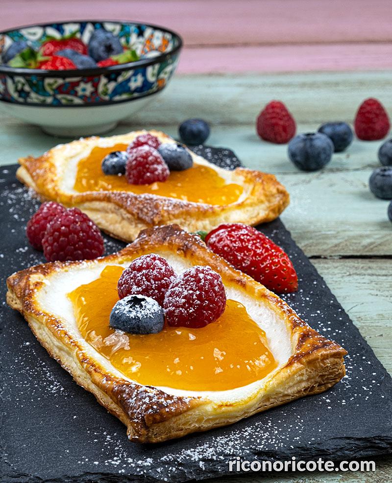 Hojaldres de queso con mermelada