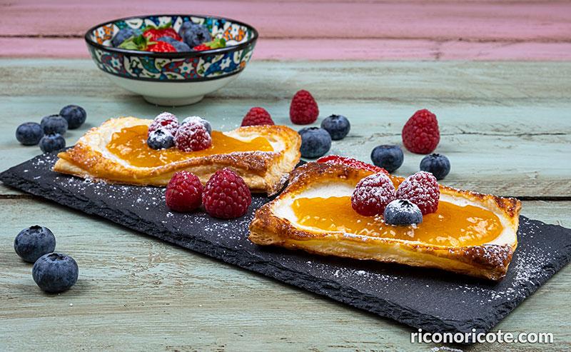 Hojaldres de queso con mermelada