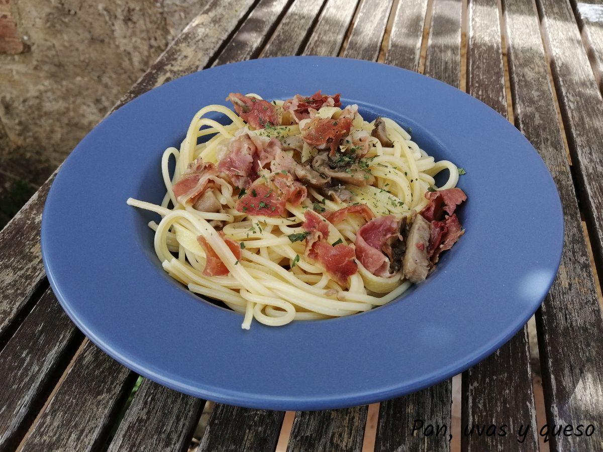 espaguetis con setas - pan uvas y queso